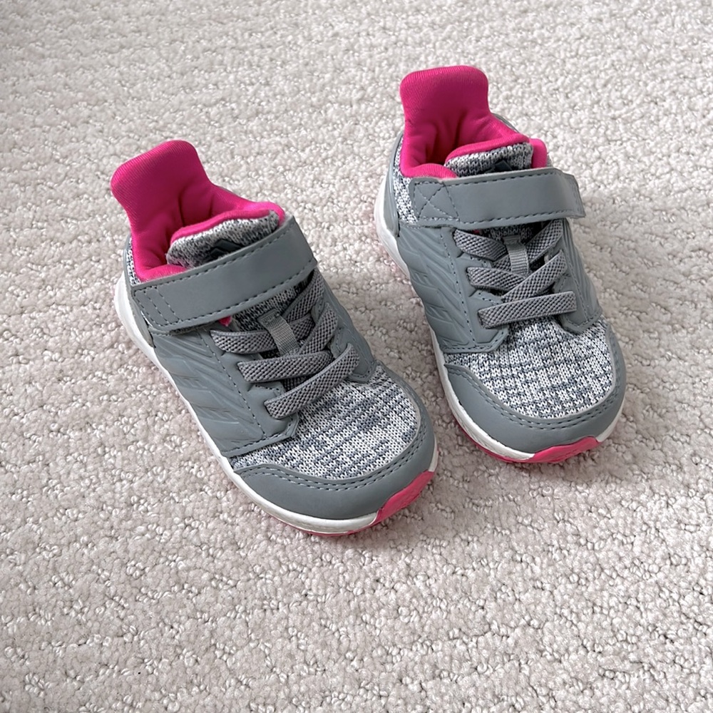 ⭐️4/$20-Girls adidias size 4